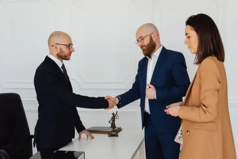 Trois professionnels qui se serrent la main lors d'un rendez-vous