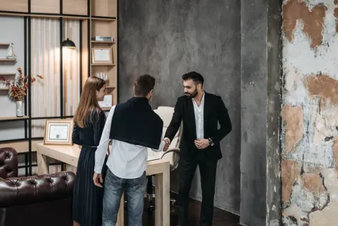 Réunion de travail dans un bureau moderne